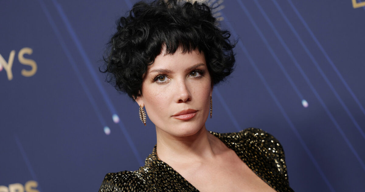 Halsey - Halsey Répond à un Spectateur Qui Lui A Dit « Arrête de Parler et Joue » : « À Qui Crois-Tu Que Tu Parles ? »