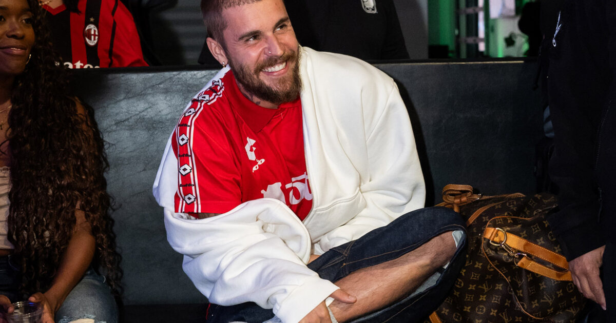 Justin - Justin Bieber Révèle Un Avant-Goût De Son Set À Coachella Avec Une Performance Live De ‘daisies’ Sur Twitch