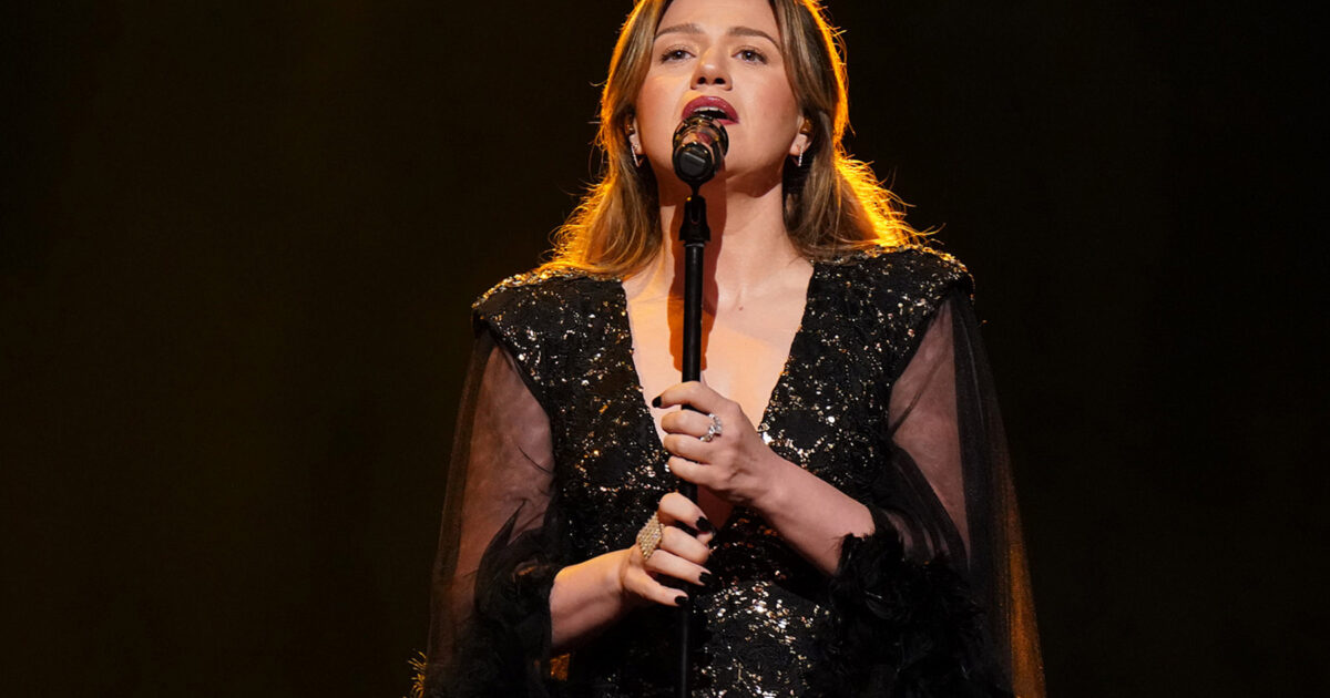 augmentation - Kelly Clarkson évoque sa réponse cinglante à son manager lui conseillant de subir une augmentation mammaire : « Pourquoi ne te fais-tu pas un travail de... ? »