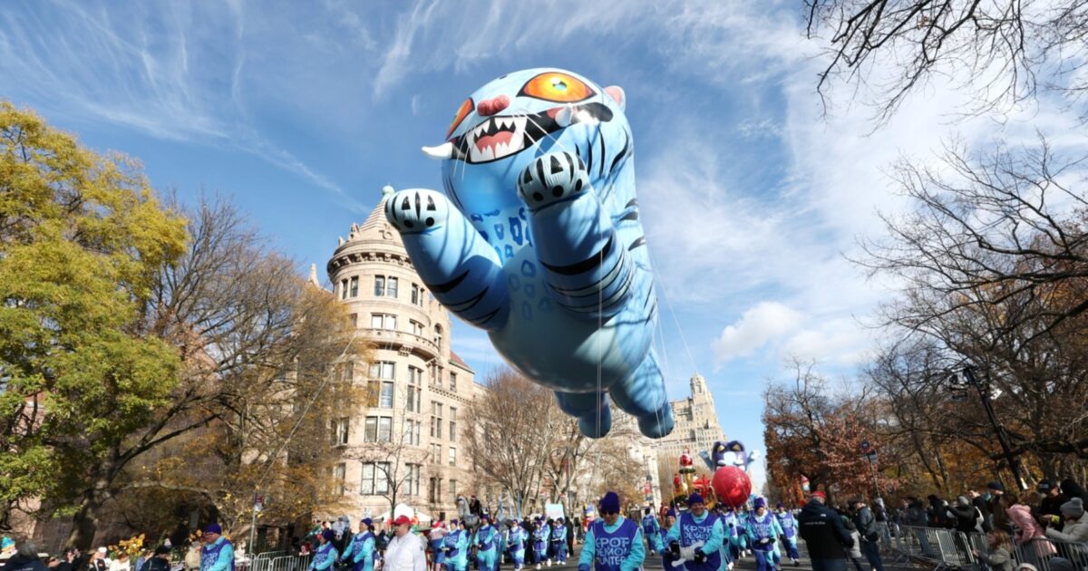 kpop - Huntr/x présente les 'kpop Demon Hunters' lors du défilé de Thanksgiving 2025 de Macy's avec une performance 'dorée'