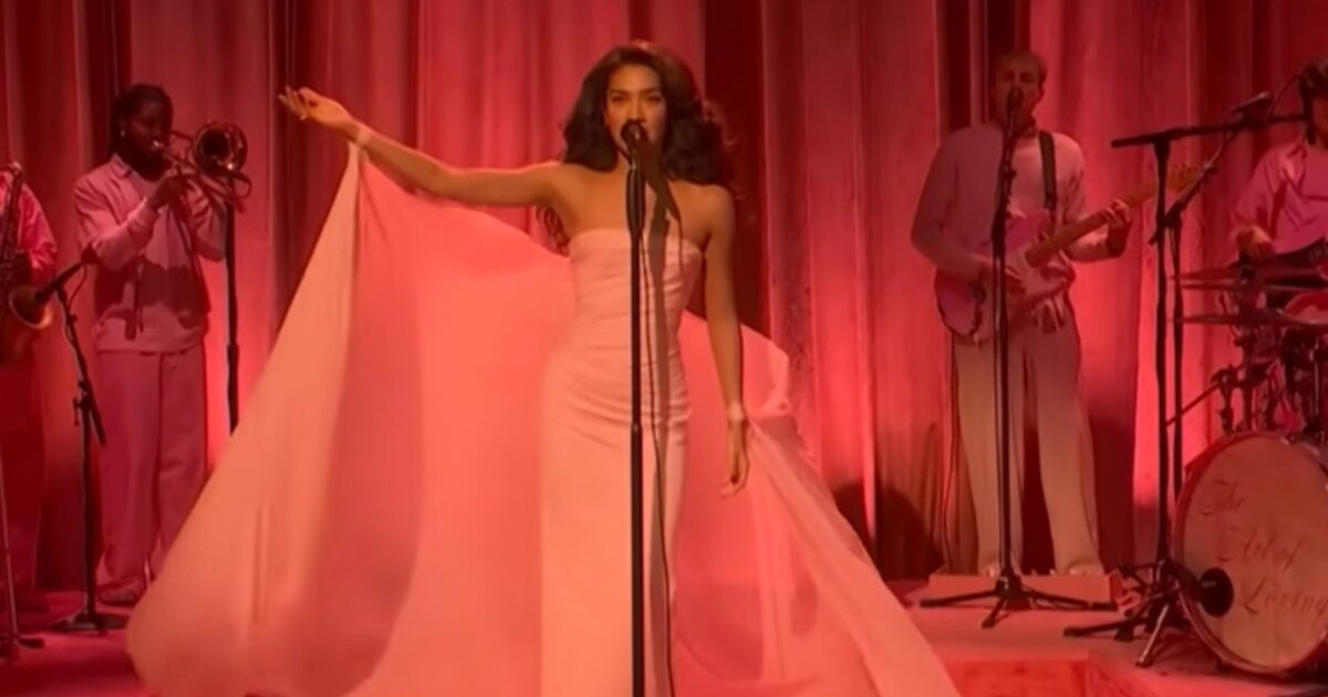 Olivia - Olivia Dean brille avec « man I Need » et « let Alone The One You Love » lors de ses débuts dans « SNL » : regardez