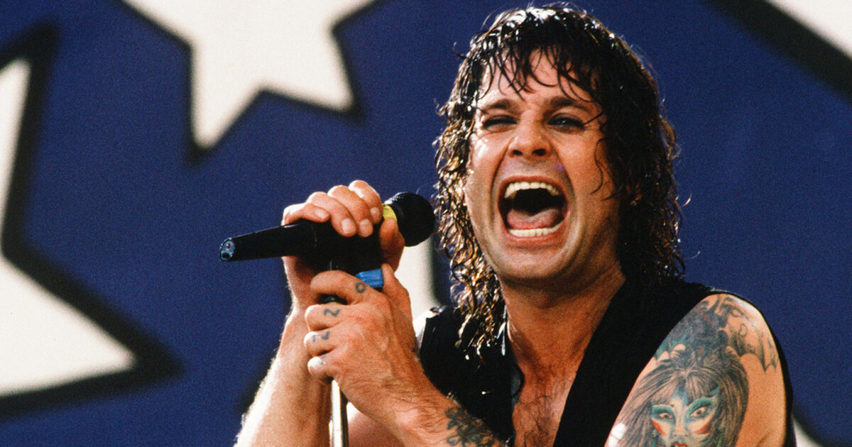 Halloween - Le petit-fils d'Ozzy Osbourne recrée le moment où il mord un chauve-souris pour Halloween