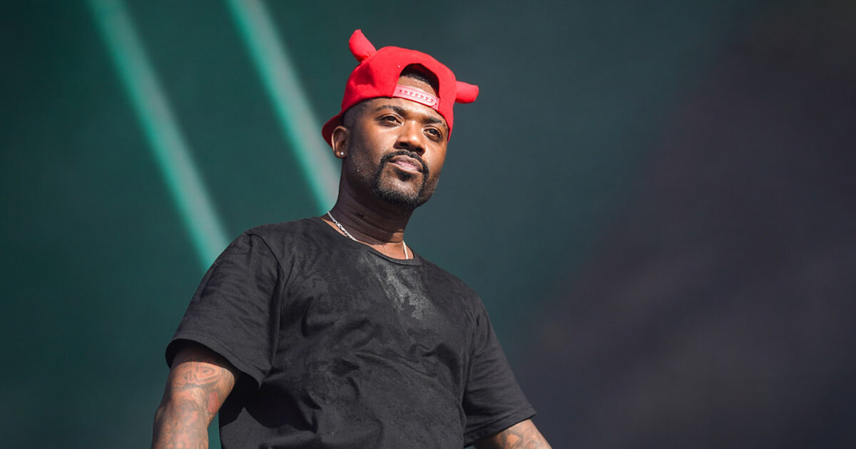 armé - Ray J arrêté après avoir prétendument pointé une arme sur Princess Love lors d'un livestream de Thanksgiving
