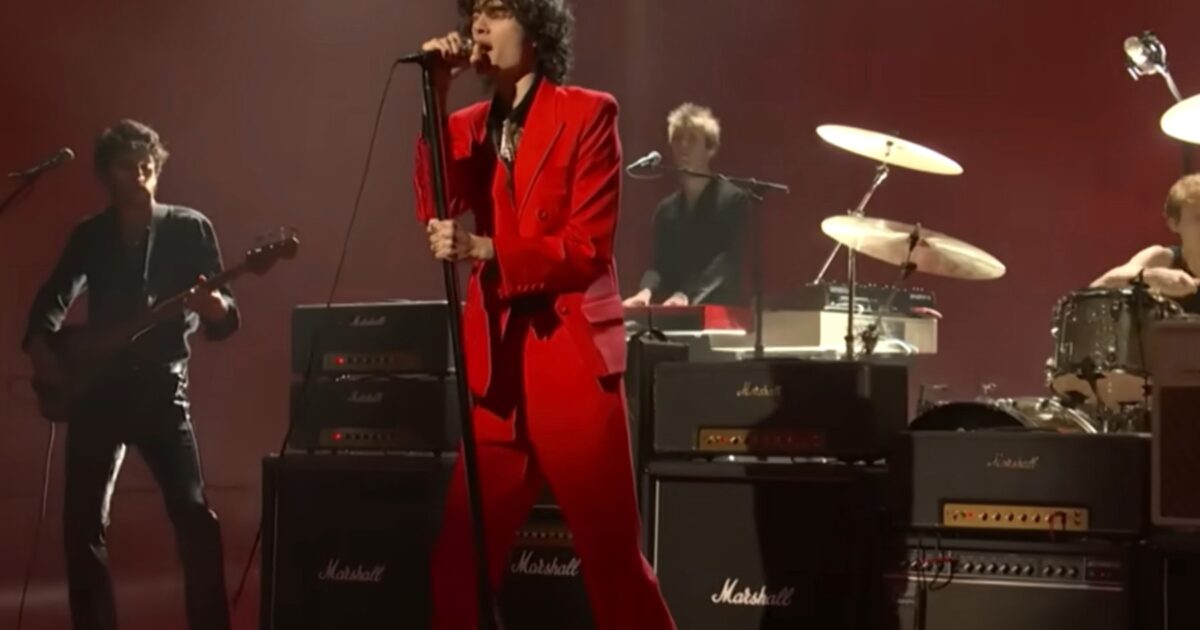 Sombr - Sombr interprète '12 To 12' et 'Back To Friends' sur 'Saturday Night Live' : regardez