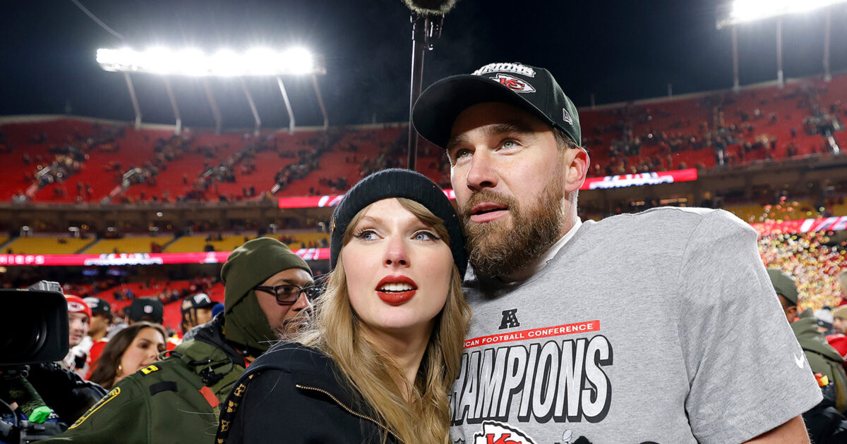Travis - Travis Kelce S'émerveille Devant Taylor Swift Alors que l'Épisode de 'New Heights' Atteint un Majeur Milestone : 'Elle est Juste Si Magique'
