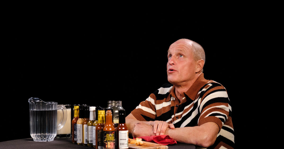 Courtney - Woody Harrelson évoque son improvisation sur la réplique de 'Larry Flynt' concernant une rockeuse, sachant que Courtney Love était 'jalouse' d'elle