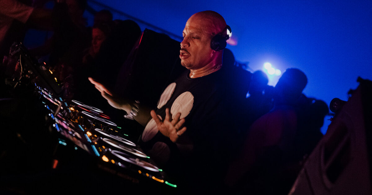 Ferrer - Écoutez l'intégralité du set de Dennis Ferrer lors de Time Warp USA 2025 : « La foule dansait plutôt que de filmer »