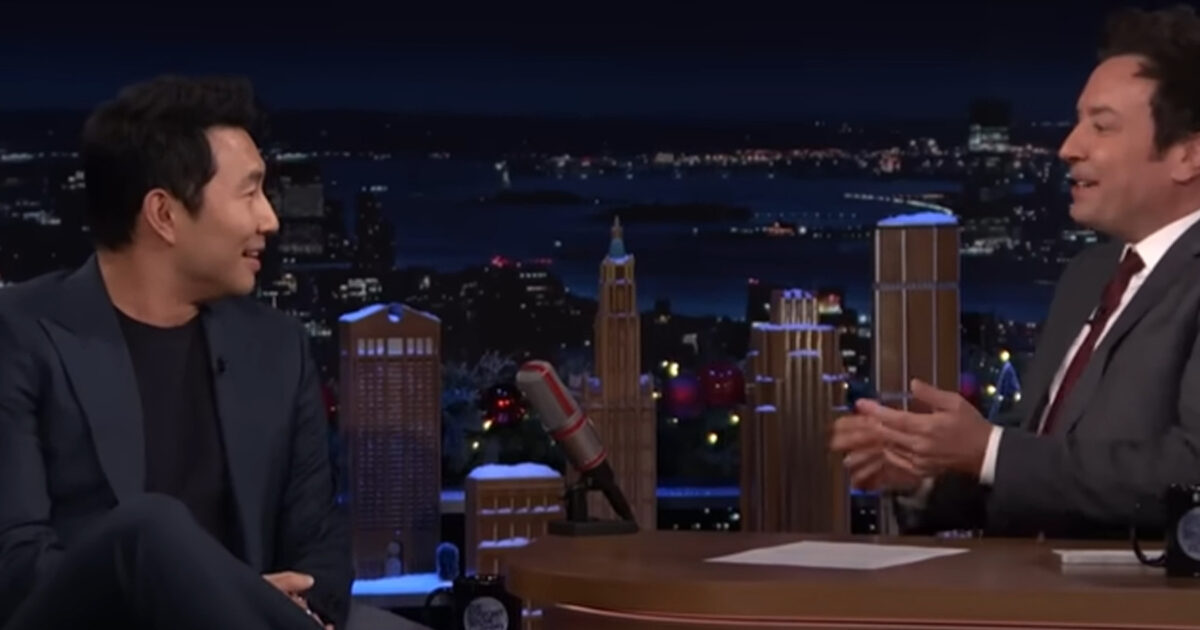 Swift - Simu Liu révèle comment Taylor Swift l’a aidé à réaliser une proposition surprise épique pour sa fiancée Swiftie