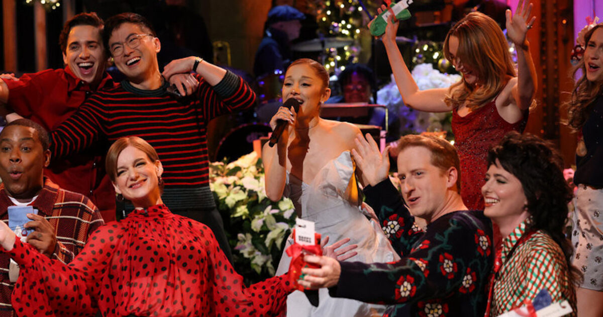 Ariana - Ariana Grande parodie « All I Want For Christmas Is You » de Mariah Carey dans son monologue de « SNL » : à voir