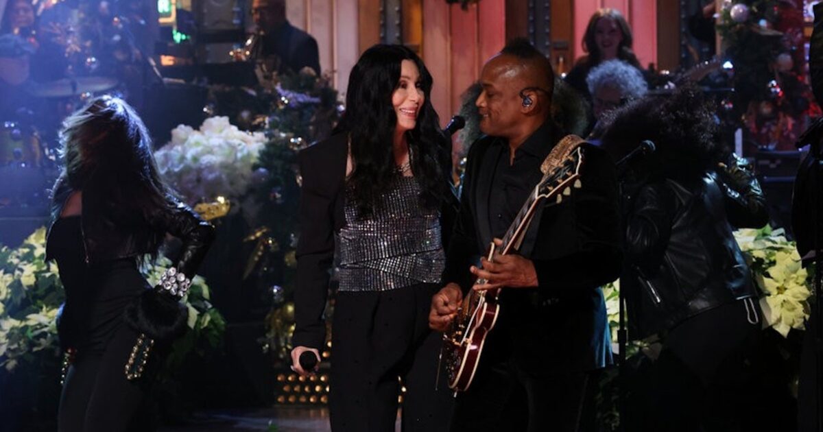 Cher - Cher apporte la magie des fêtes sur SNL avec « DJ Play A Christmas Song » et « Run Rudolph Run » : regardez