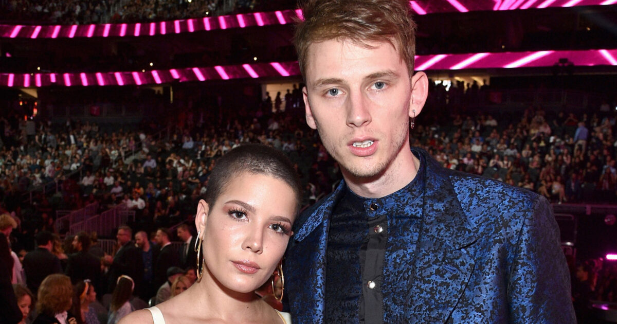 Combat - Mgk Fait Monter Halsey Sur Scène Pour Un Duo Surprise Et La Félicite Pour Son « Combat Quotidien » Contre La Maladie