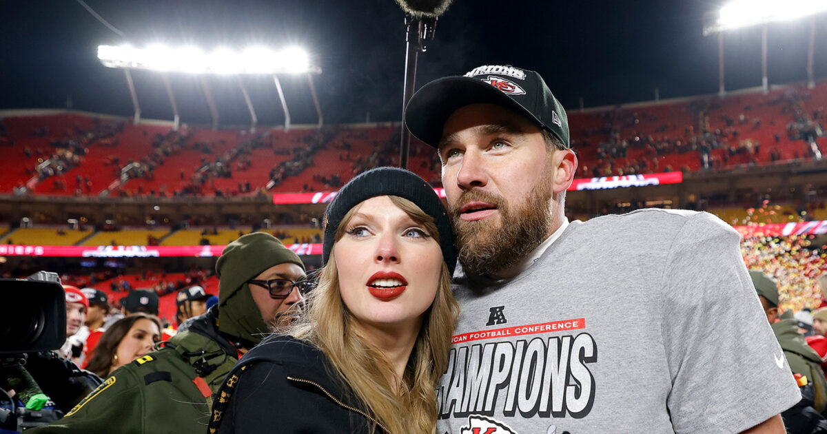 cadeau - Travis Kelce déclare que Taylor Swift lui a offert le meilleur cadeau de Noël, mais il le garde privé