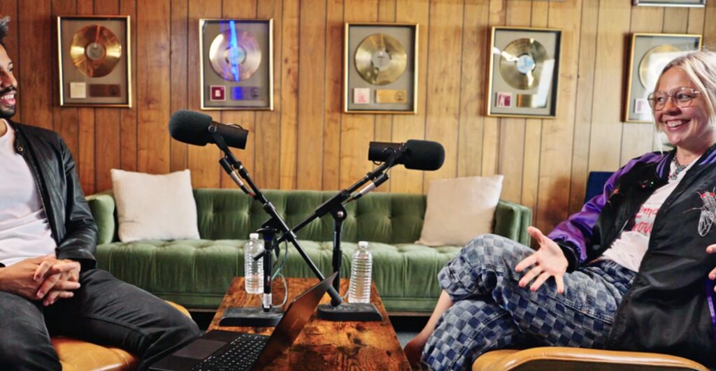 vroom - Mndr sur ses racines musicales, l'écriture de "vroom vroom" avec Charli XCX et plus encore