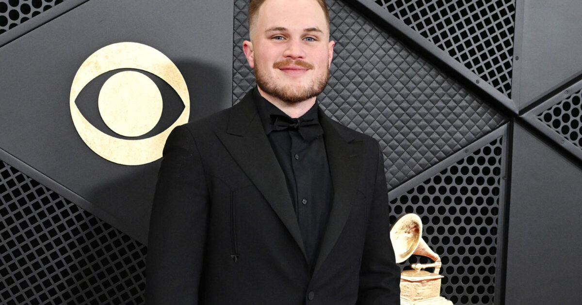 mariage - Zach Bryan révèle comment sa femme a rendu hommage à sa défunte mère lors de leur mariage : « J'ai pleuré pendant un bon moment »