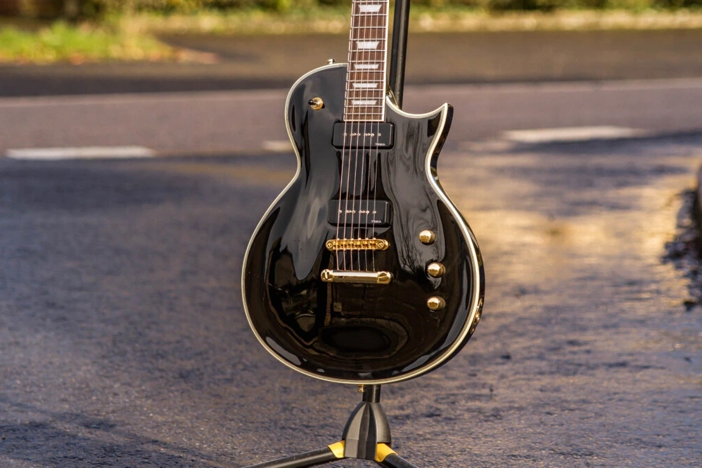 Guitare Harley Benton SC-Custom III P90 en finition sunburst, posée sur un support, vue de face