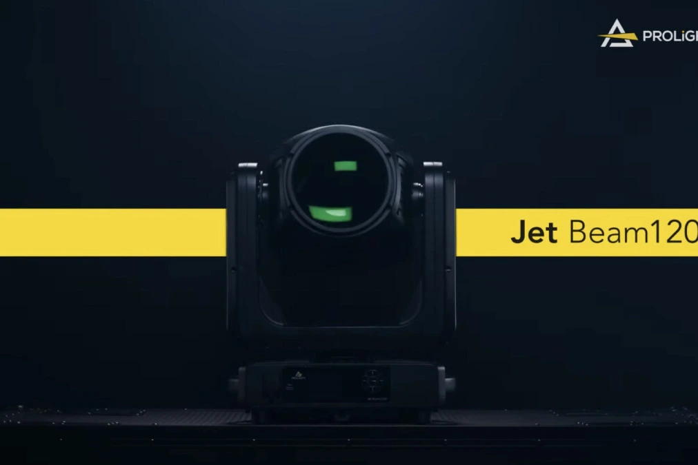 Projecteur Prolights Jet Beam120IP noir sur scène, faisceau lumineux intense dans une ambiance sombre