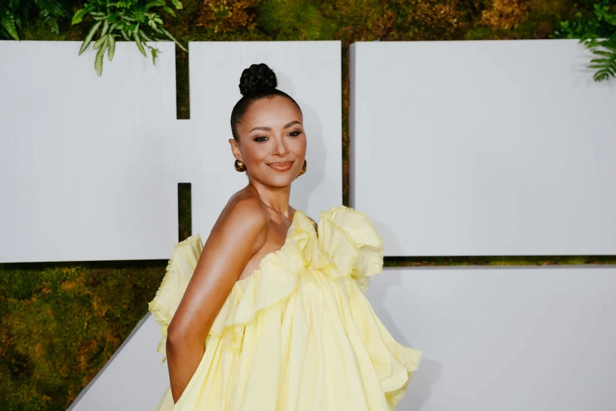 Kat Graham incarnant Diana Ross, coiffure afro et robe scintillante, sur un plateau de tournage du biopic Michael Jackson