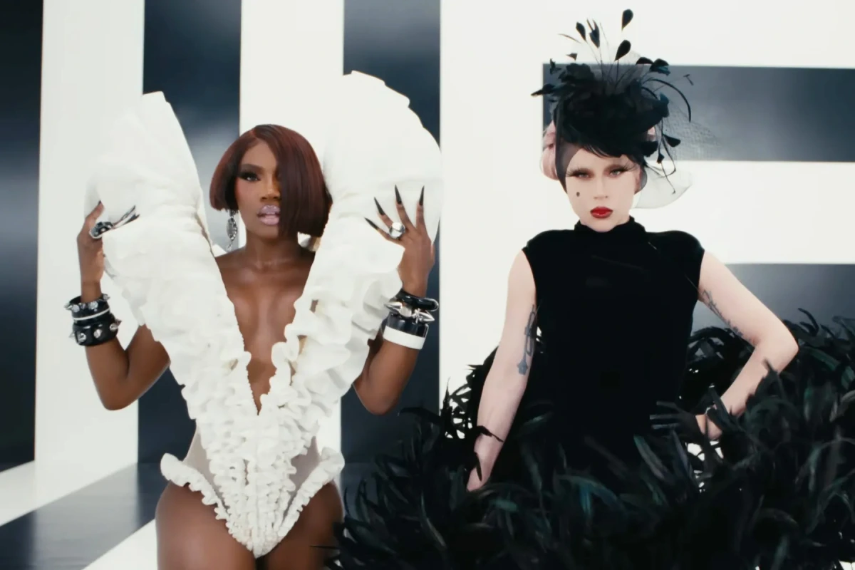 Lady Gaga et Doechii posent côte à côte en tenues glamour, éclairage studio et fond sombre.