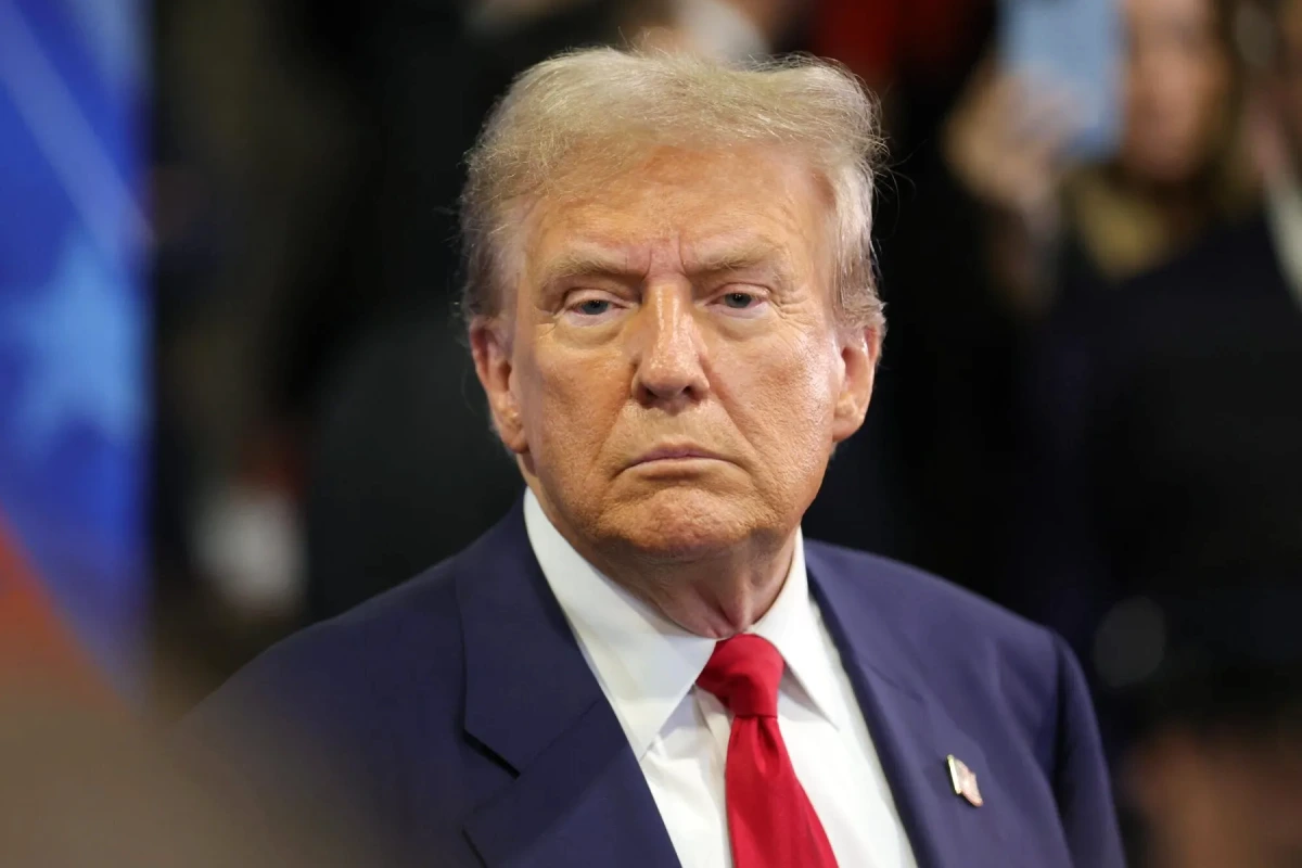 Boards of Canada devant un micro, avec en arrière-plan un écran montrant Donald Trump en gros plan