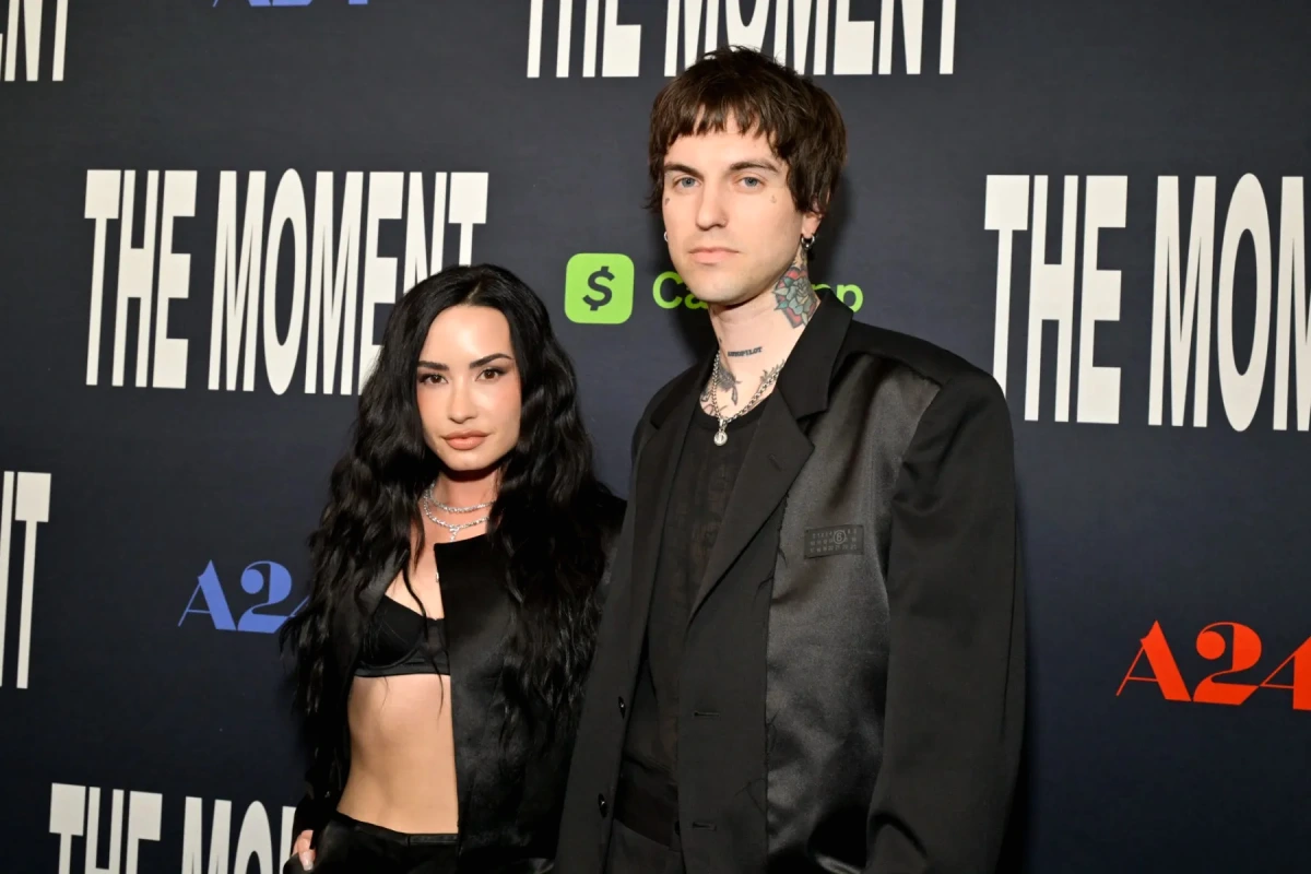 Demi Lovato et Jordan Lutes posent ensemble, souriants, en tenue élégante lors de leur anniversaire de mariage
