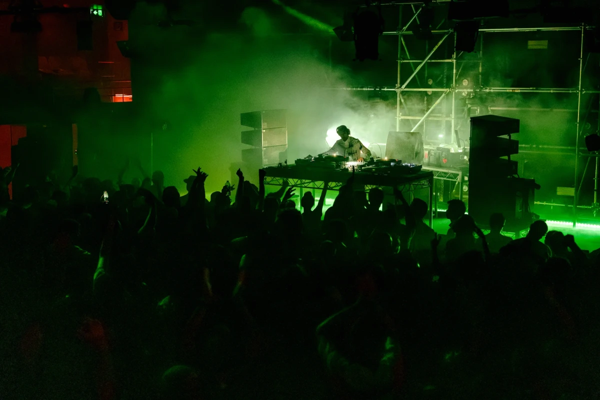 Jeff Mills sur scène à Vivid LIVE Sydney, derrière des platines, éclairé par des lumières rouges et bleues