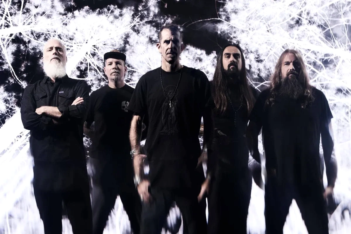 Lamb of God et Trivium sur scène, éclairages rouges, foule en contrebas lors d’un concert metal.