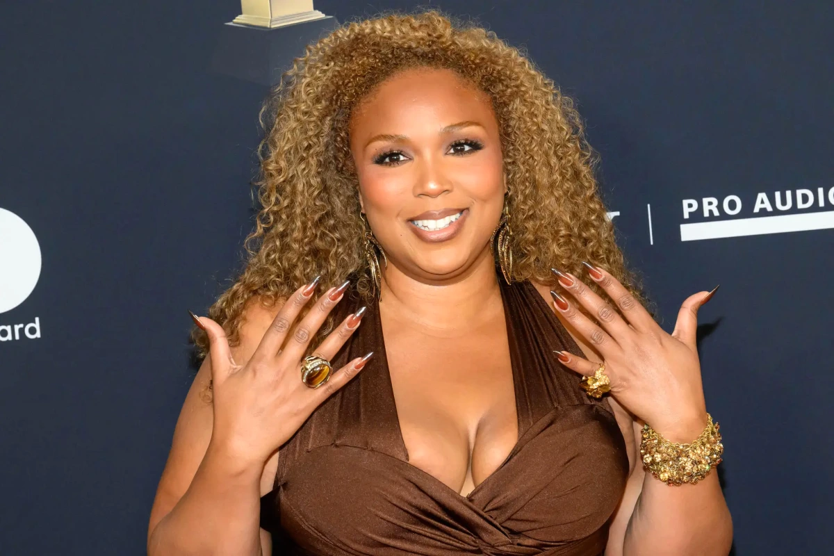 Lizzo sur scène, micro à la main, avec une capture vidéo retouchée de Chris Brown en arrière-plan