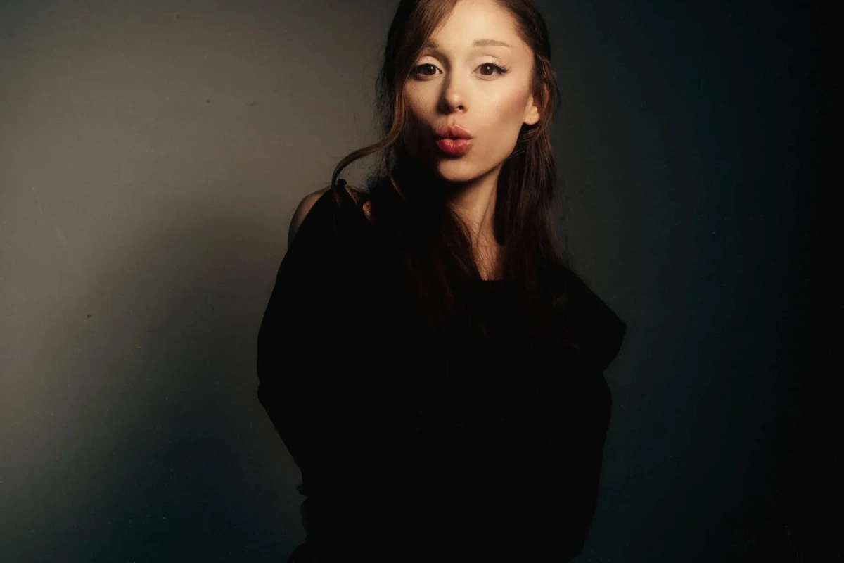 Montage promotionnel montrant Ariana Grande, Labrinth et aespa sur fond sombre avec titres de sorties musicales