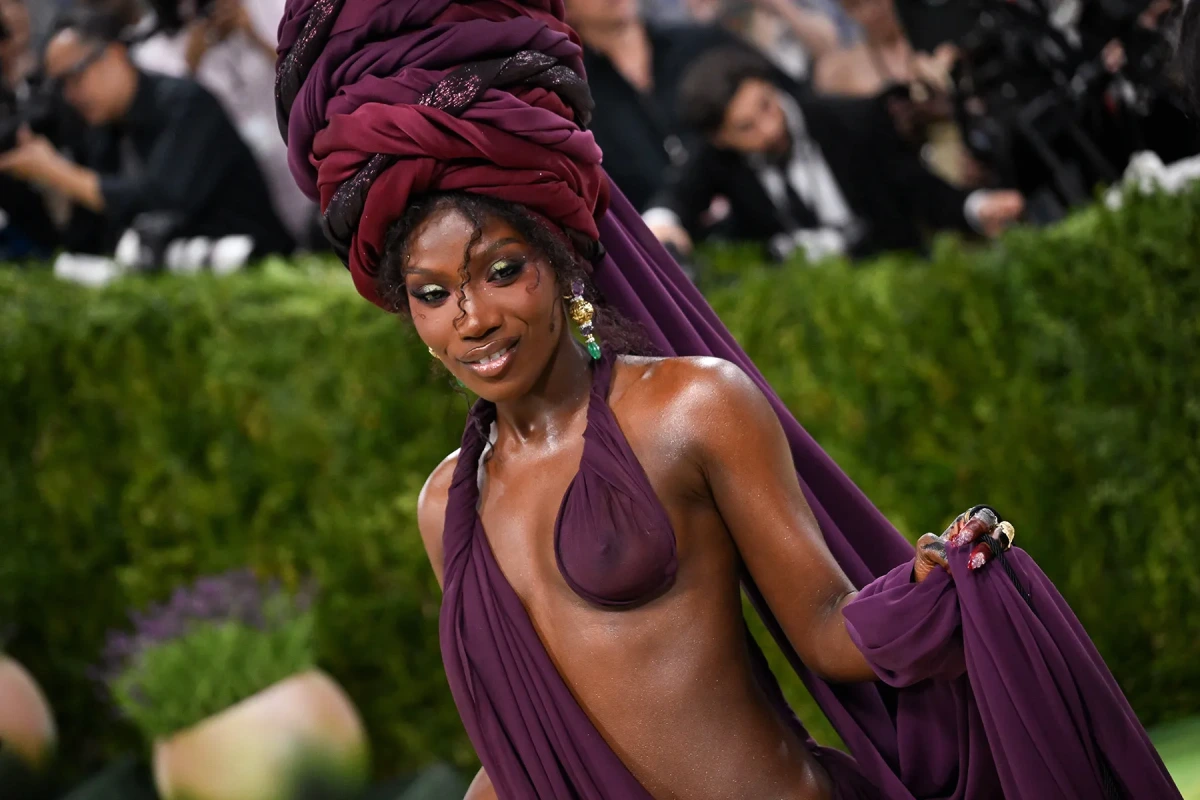 Musicien au Met Gala 2026 sur le tapis rouge, tenue haute couture scintillante, flashs et foule en arrière-plan