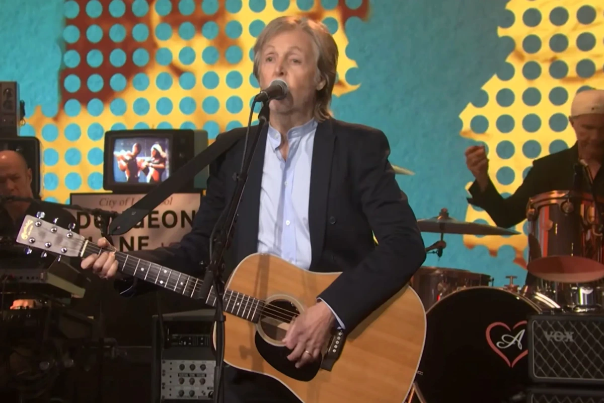 Paul McCartney sur scène au final de saison de SNL, chantant au micro sous les projecteurs.