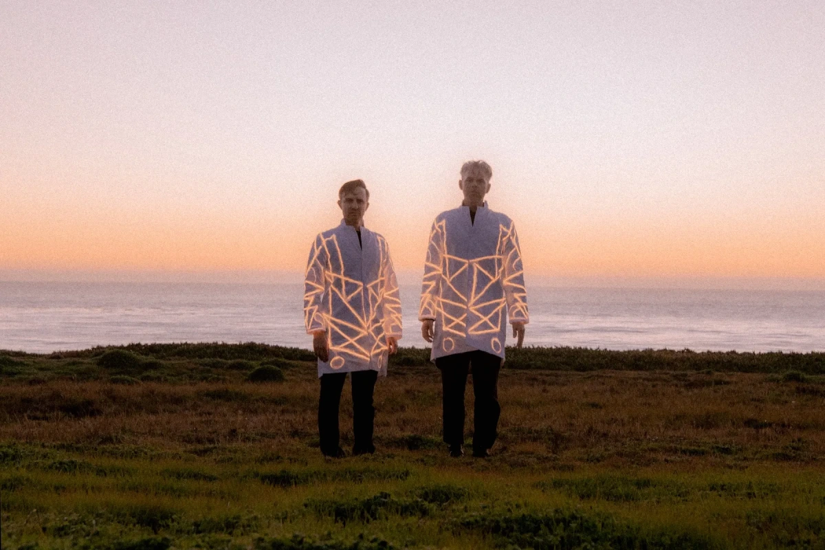 PNAU posé devant un fond coloré, portrait promotionnel pour l’album « AHHCade »