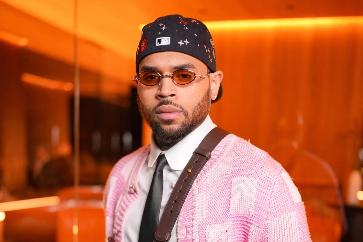 Voitures de police et ruban de sécurité près de la maison de Chris Brown à Los Angeles après une fusillade