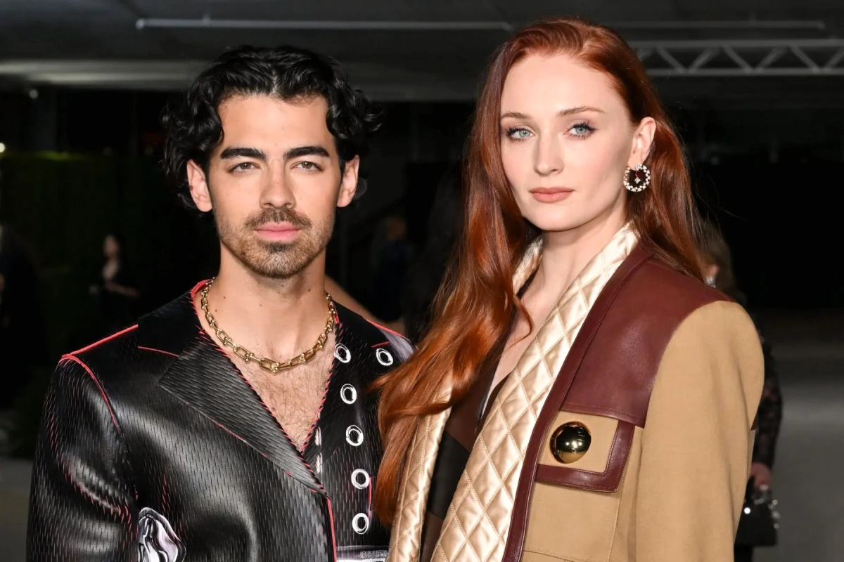Joe Jonas et Sophie Turner posent côte à côte sur un tapis rouge, souriants face aux photographes.