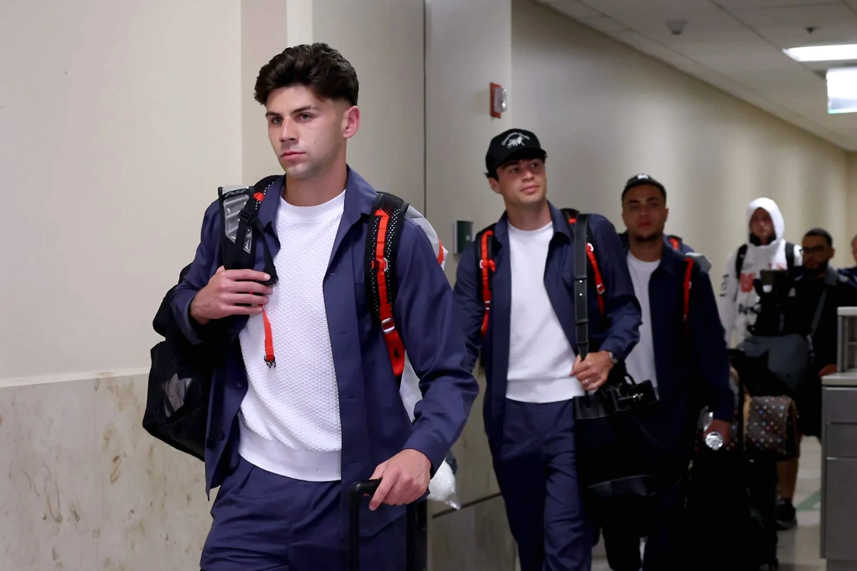 Joueurs américains en studio SiriusXM avec casque, mixant une playlist « Global Soccer Guest DJs »