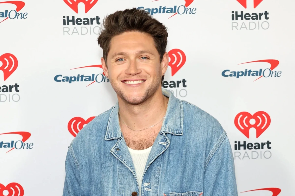 Niall Horan devant le pop-up « Dinner Party » à Manhattan, vitrine UMusic Shop NY décorée de posters