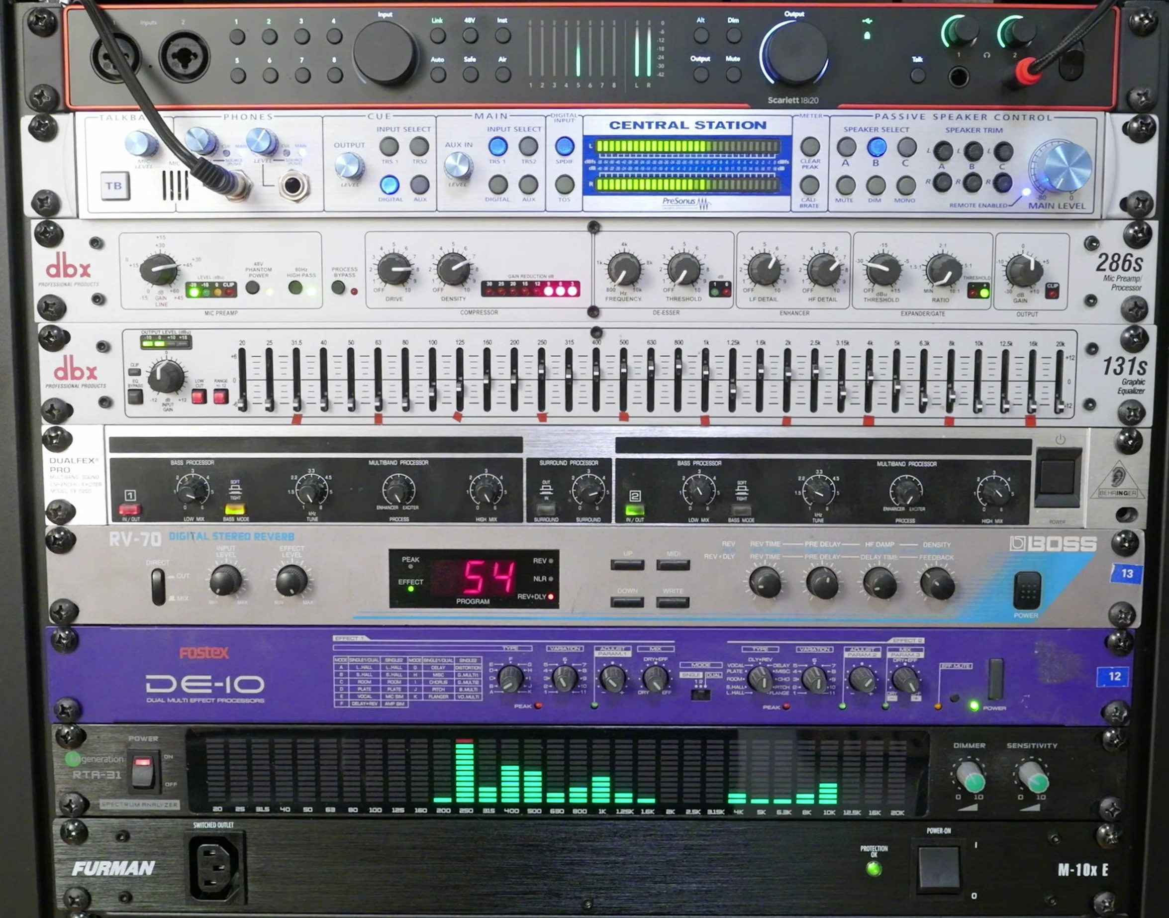 Le rack de traitement analogique de LEMG Studio, vu de face