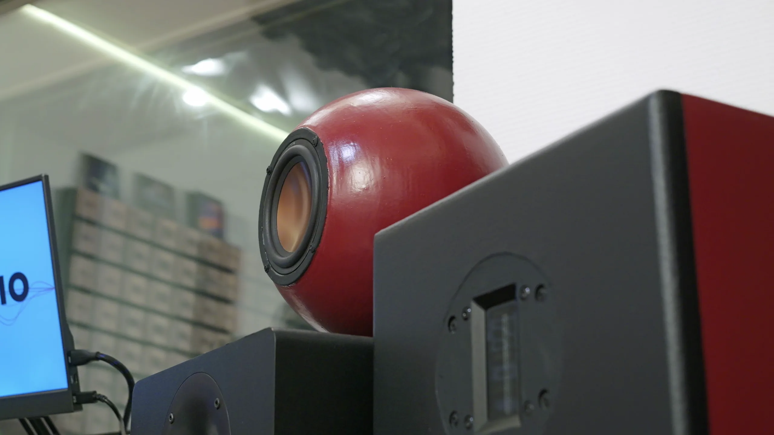 Enceinte sphère en régie, LEMG Studio