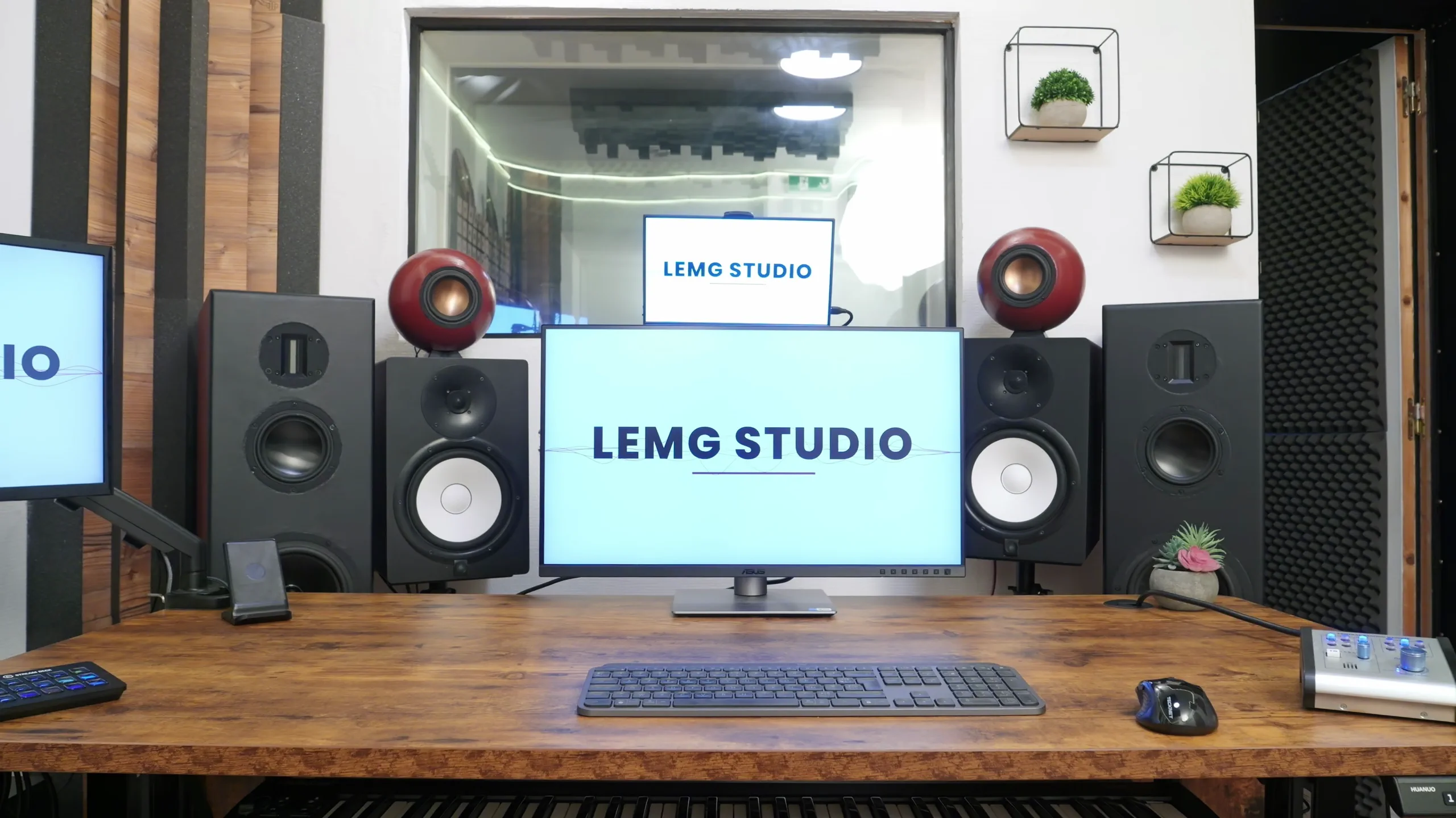 La régie vue de trois quarts, LEMG Studio